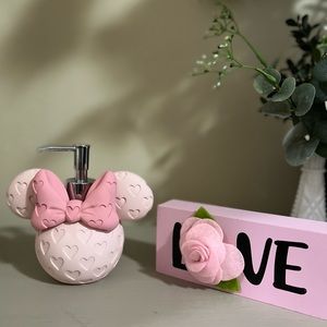 NEW Disney Pink and Hearts Minnie Mouse Soap Dispenser. 💕🎀